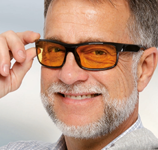 Mann mit Brille mit Kantenfilter.