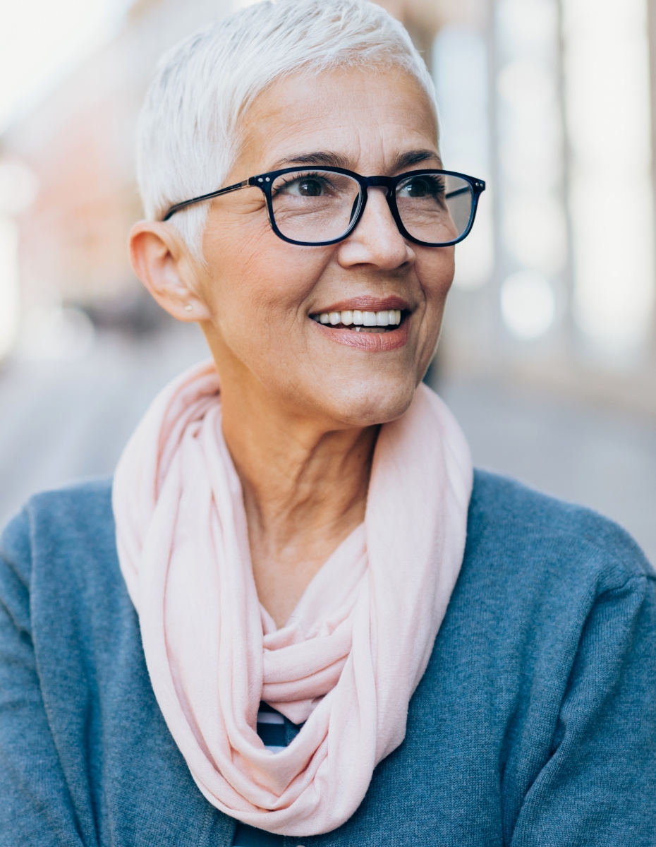 Frau mit Gleitsichtbrille. 